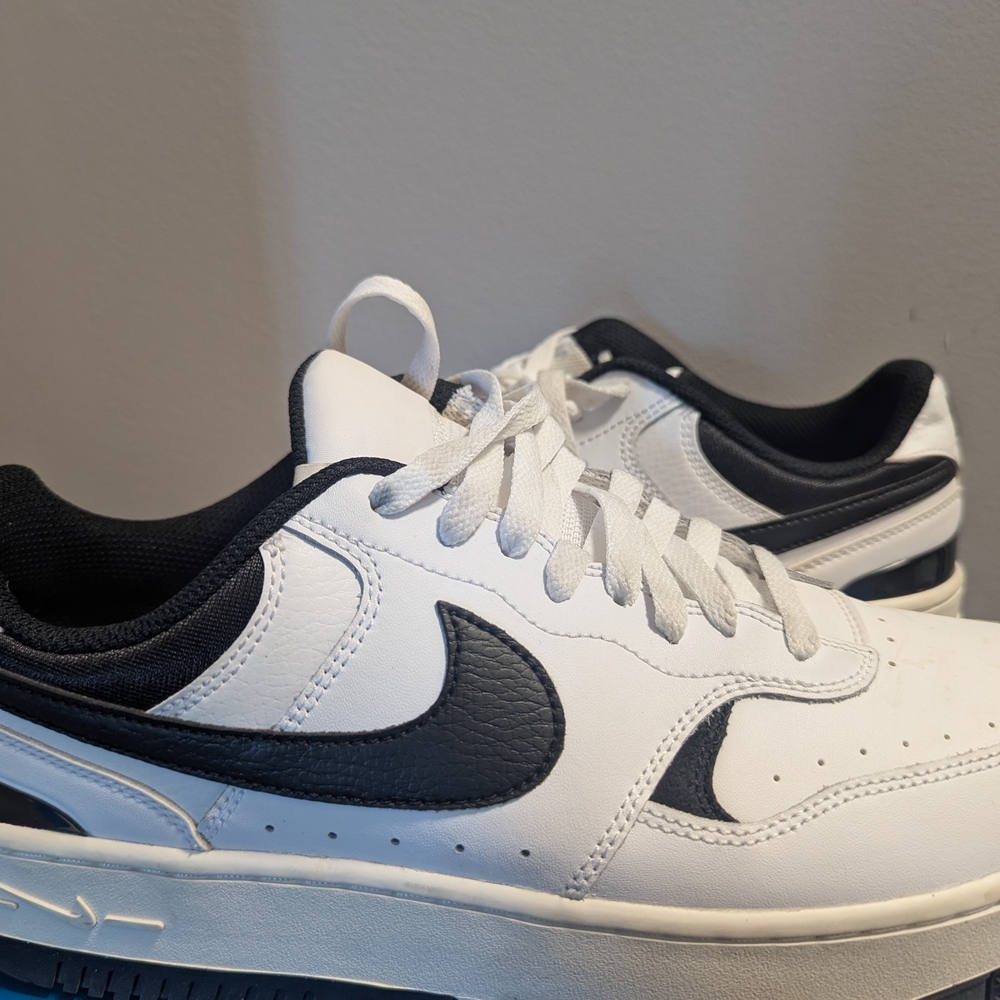 Nike Women's Size 11 Gamma Force Sneakers - EUC